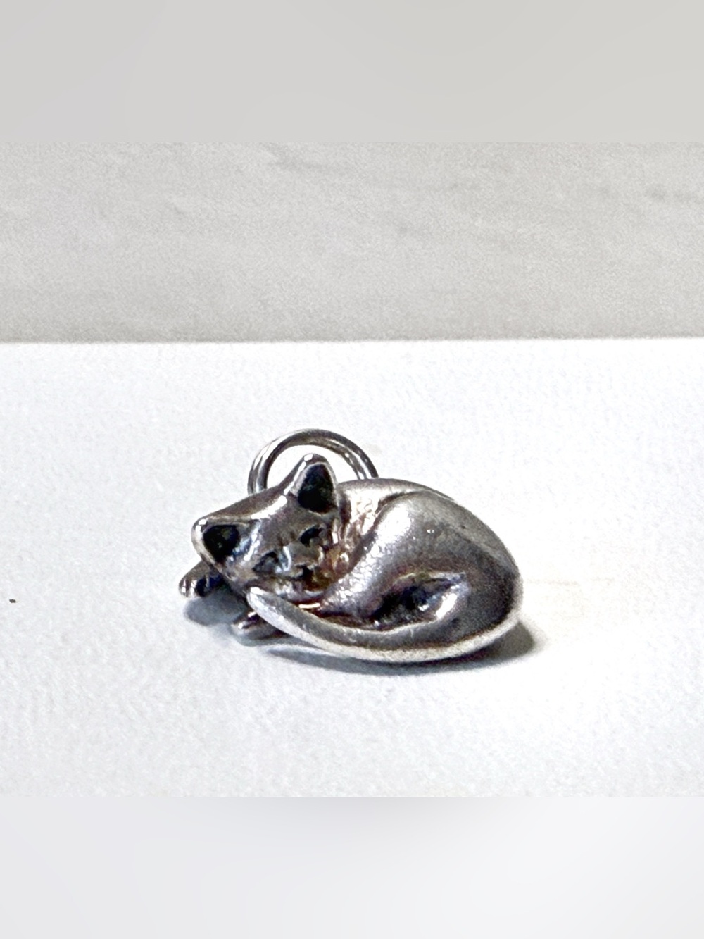 925 STERLING SILVER JEZ/JEZLAINE SLEEPING KITTY CAT, FELINE KITTEN VINTAGE CHARM